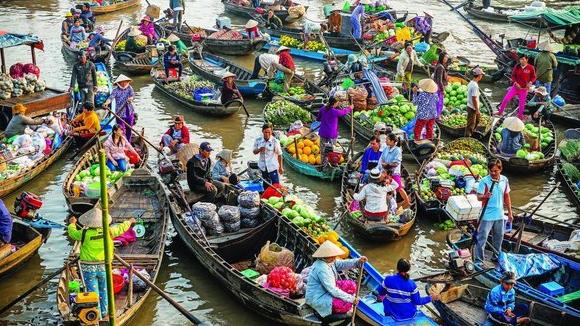 Chợ nổi Cái Răng tấp nập tàu ghe sáng sớm