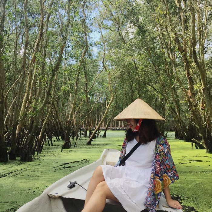 Cảnh sắc thiên nhiên hoang dã, hệ thực vật phong phú với nhiều chủng loại như đước, mắm, dương xỉ, dây leo,...
