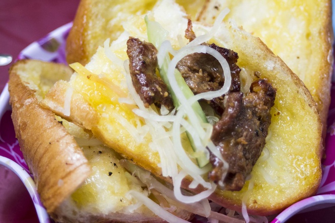 Bạn hoàn toàn có thể ăn kèm với bánh mì hoặc ăn xiên nướng riêng đều rất ngon
