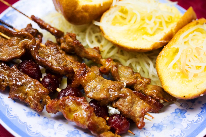 Quán luôn thu hút rất nhiều người đi đường nhờ hương thơm ngào ngạt pha trộn giữa thịt nướng phết bơ hấp dẫn