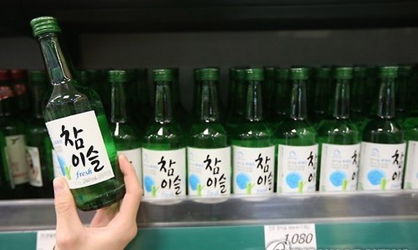 Nhâm nhi thêm một ít rượu Soju cho giống đi Hàn Quốc luôn nhé