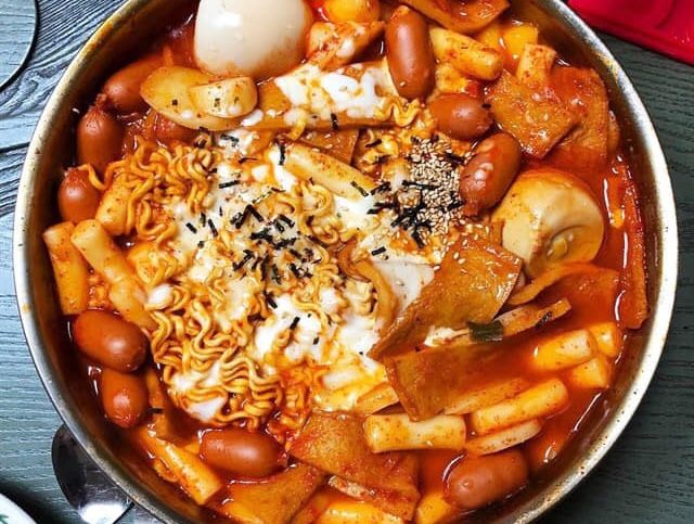 Món lẩu tokkboki tại quán ngon trọn vị Hàn Quốc