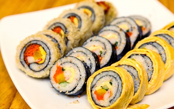 Có các loại kimbap đủ nhân, nhưng mình vẫn thích nhất nhân cá ngừ nhé, rất vừa ăn