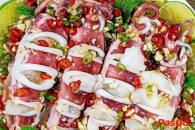 Mực trứng rưới mắm nhĩ ớt hiểm Ảnh: PasGo