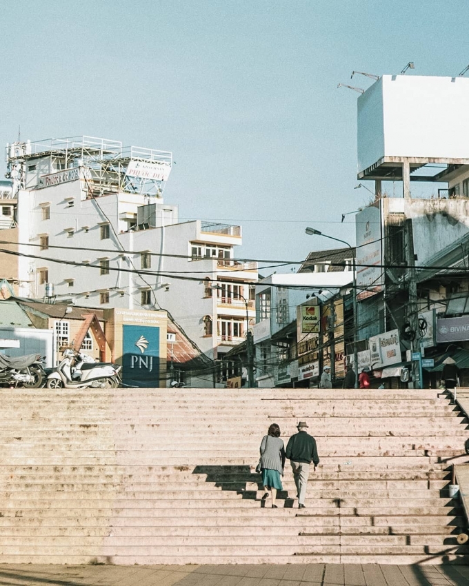 Background đậm chất Hong Kong của dốc chợ Đà Lạt