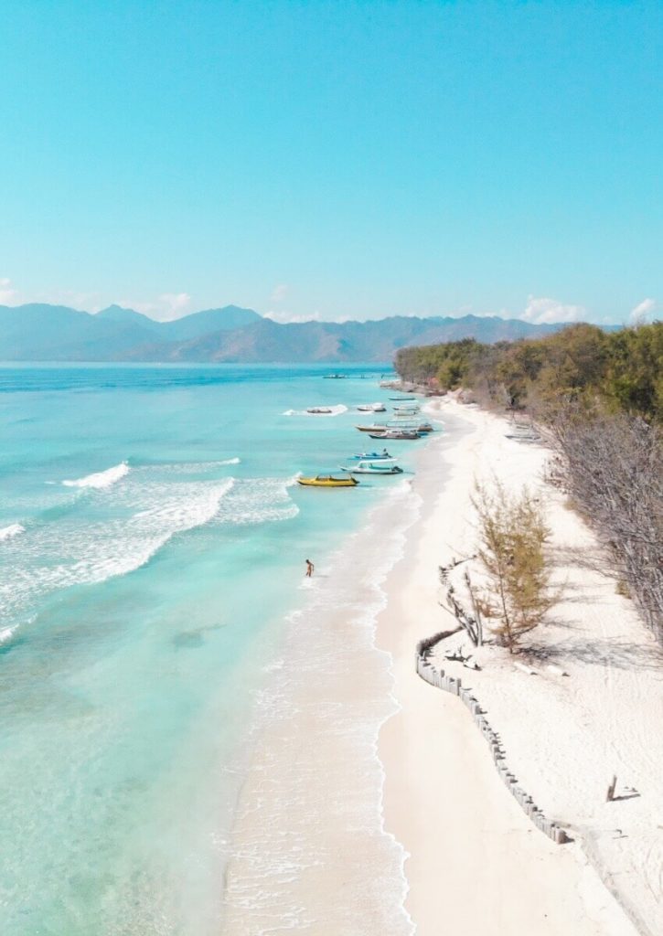 Khoảng cách từ Bali đến quần đảo Gili chỉ khoảng 95km và phương tiện di chuyển chính là đi thuyền