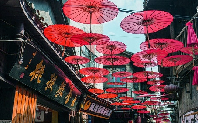 Cổ trấn khi nắng lên rất rực rỡ