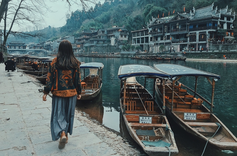 Đi bộ ở Phượng Hoàng Cổ Trấn