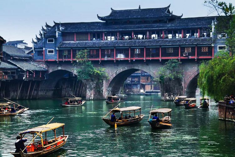 Thuyền ở Phượng Hoàng Cổ Trấn