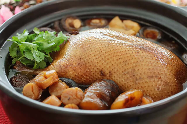 Vịt hầm tiết, gạo nếp thường được tìm đến cho bữa tối