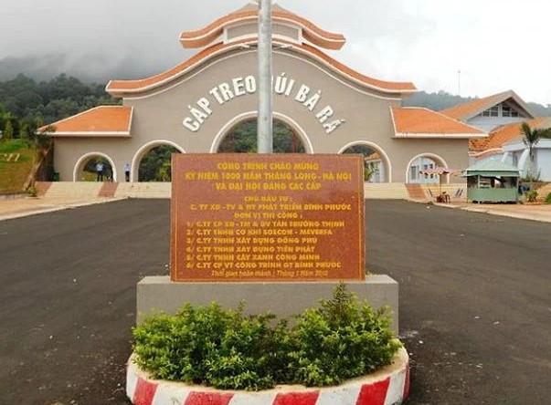Phong cảnh mờ sương trên đỉnh núi