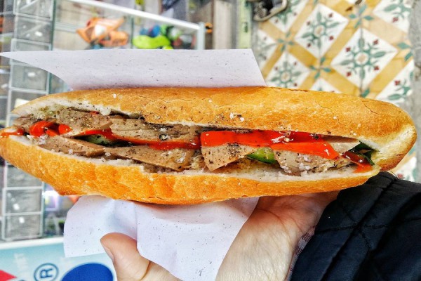 Bánh mì chả ở tiệm. Ảnh: @indanang