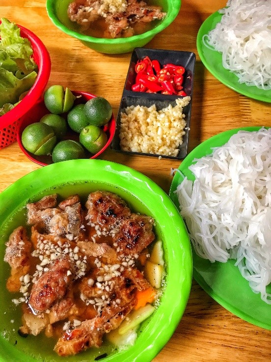 Món bún chả nóng hổi. Ảnh: Hanutimes