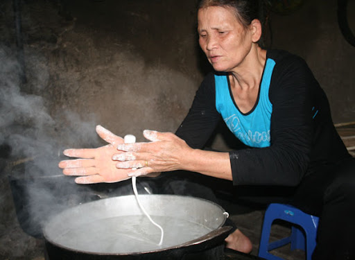 Người dân nấu cháo se
