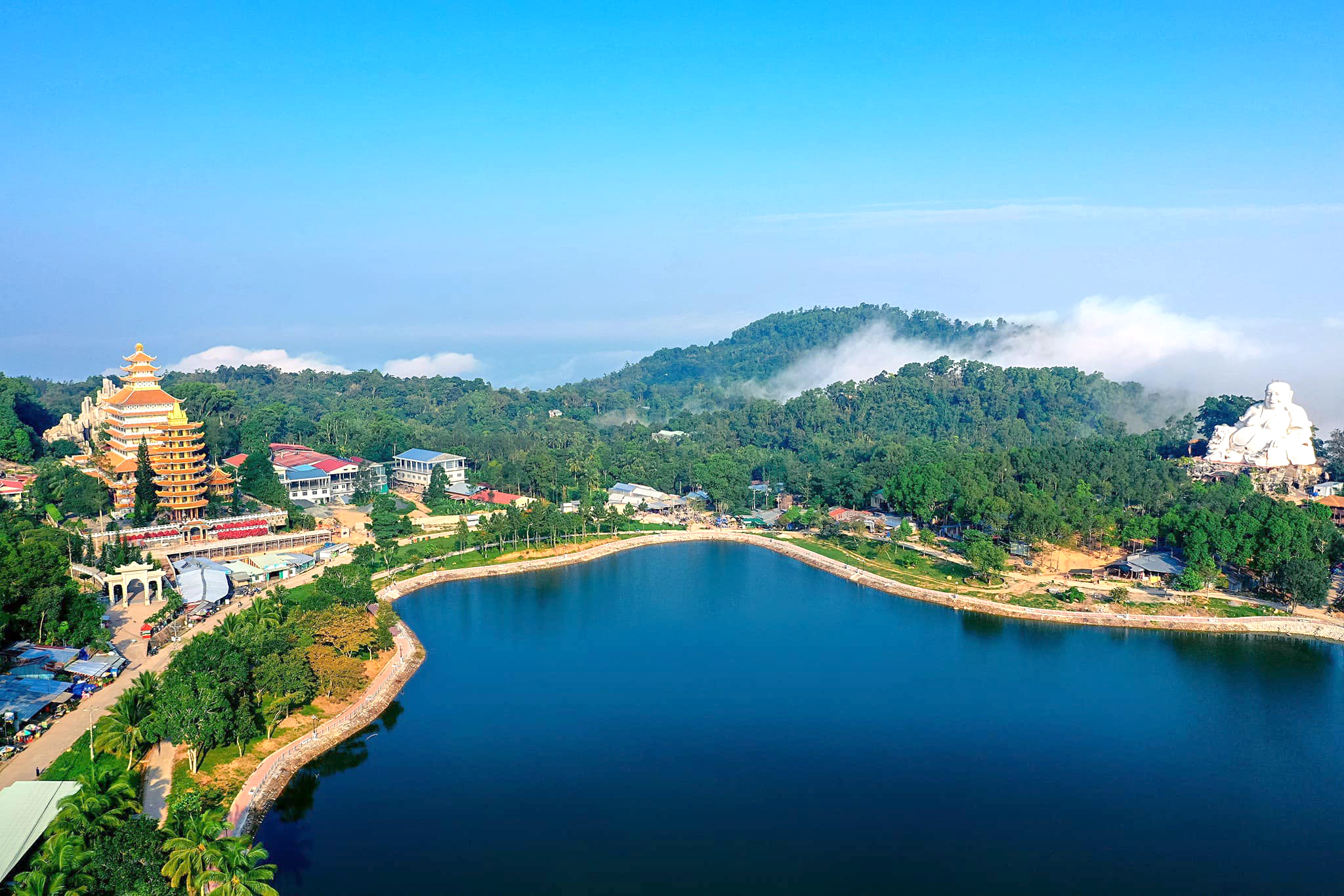 Ngay gần với hồ Thủy Liêm, du khách sẽ được chiêm ngưỡng kiến trúc kì công và tinh xảo của chùa Vạn Linh