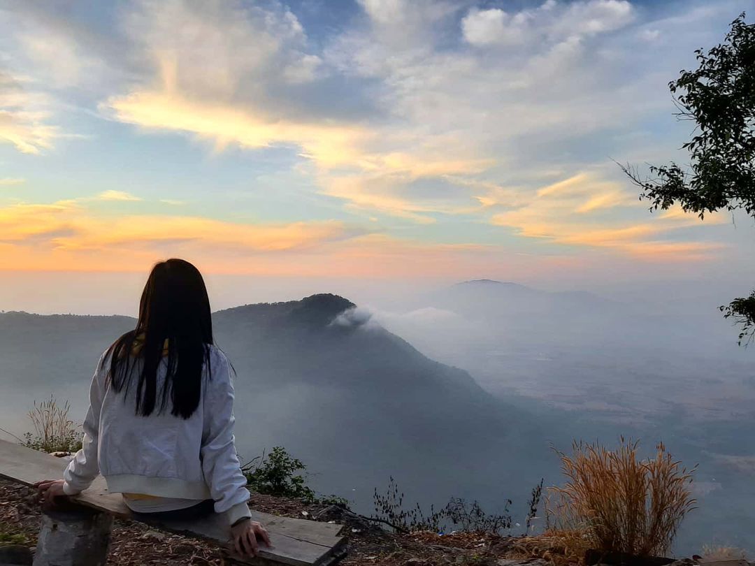 Khung cảnh nhìn từ đỉnh núi. Ảnh: @huyhuymeo