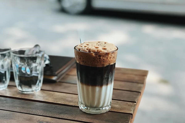 Cà phê bạc xỉu được nhiều người lựa chọn bởi vị ngọt, dễ uống.