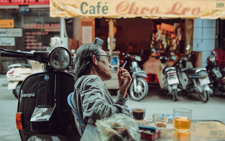 Quán cà phê vỉa hè dành cho những buổi nhâm nhi, tán gẫu cũng bạn bè.