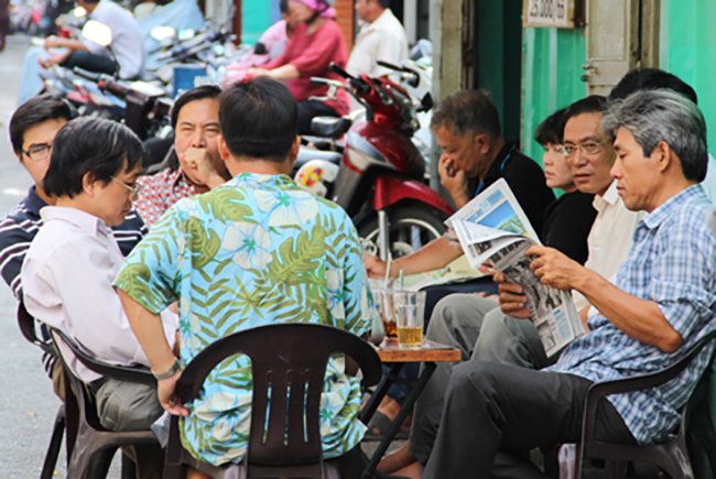 Cà phê đọc báo trở thành thói quen khó bỏ của nhiều người.