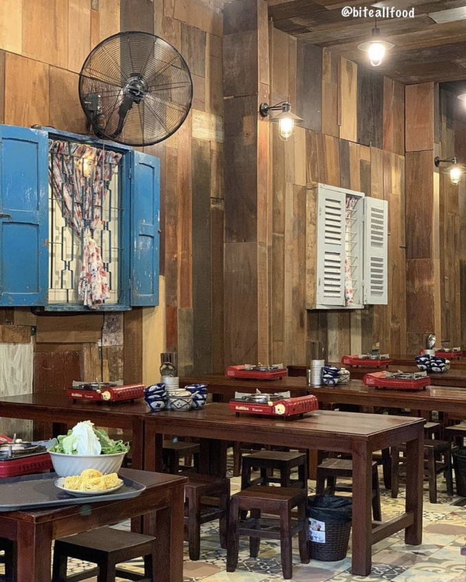 Không gian vintage tại Lẩu bò Nhà Gỗ. Ảnh: @biteallfood.