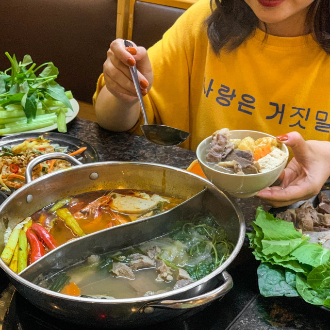 Phần lẩu 2 ngăn để thưởng thức 2 vị nước lẩu đặc trưng của quán. Ảnh: Lẩu bò Sài Gòn ViVu.