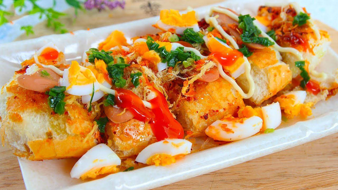 Bánh mì nướng muối ớt là món ăn vặt hấp dẫn, lạ miệng, lại rất hợp cho những ai thích ăn bánh mì nhưng muốn đổi món.