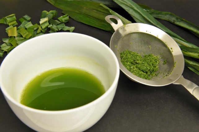 Lọc hỗn hợp lá dứa qua rây để lấy nước cốt.