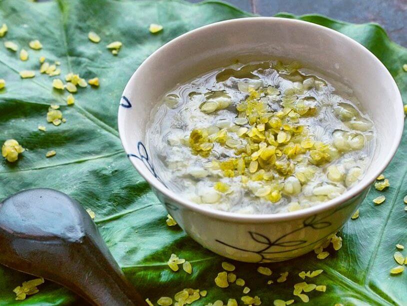 Chè cốm là món ăn vặt đặc trưng của mùa thu Hà Nội.
