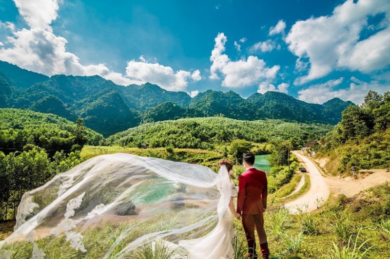 Người dân ở đây vẫn truyền tai nhau rằng, những đôi lứa đang yêu nhau cùng nhau lên tắm thác “Chín bậc tình yêu”, thì tình yêu sẽ ngày càng mặn nồng và nên vợ nên chồng.