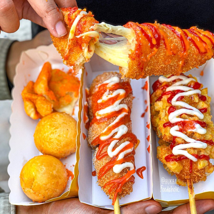 Foodblogger Hukha nhận xét: 'Cây cheesy Hero e ghiền nhất tại có 2 loại phô mai, mằn mặn của cheddar, béo thơm kéo dài của mozza. Xịt cả đống sốt lên là hết xảy...'. Ảnh: @hukha.foodaholic