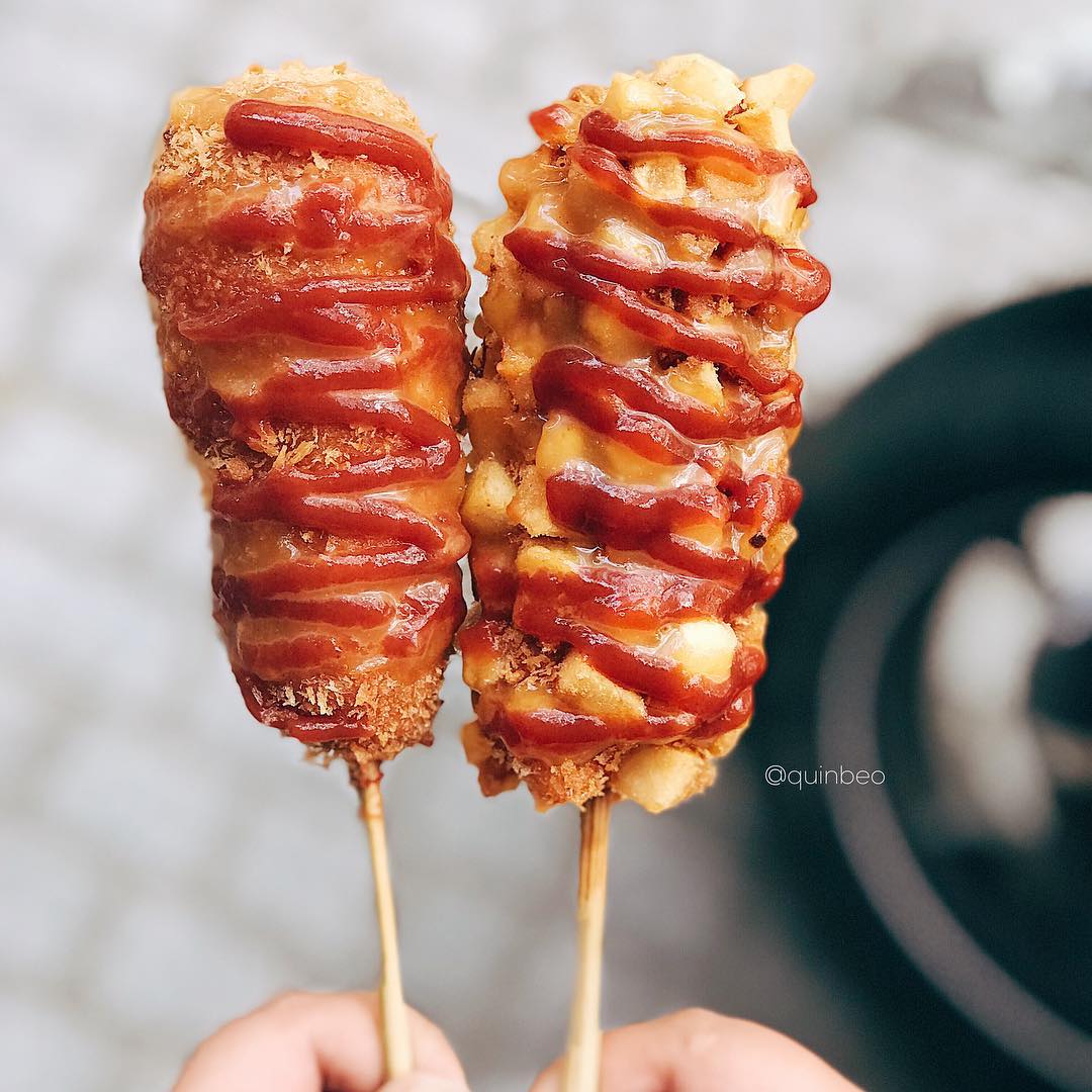 Những cây xúc xích khổng lồ, được áo bột, bánh mì, vụn mì gói... béo, đậm đà khiến người sành ăn 'điêu đứng'. Ảnh: @quinbeo