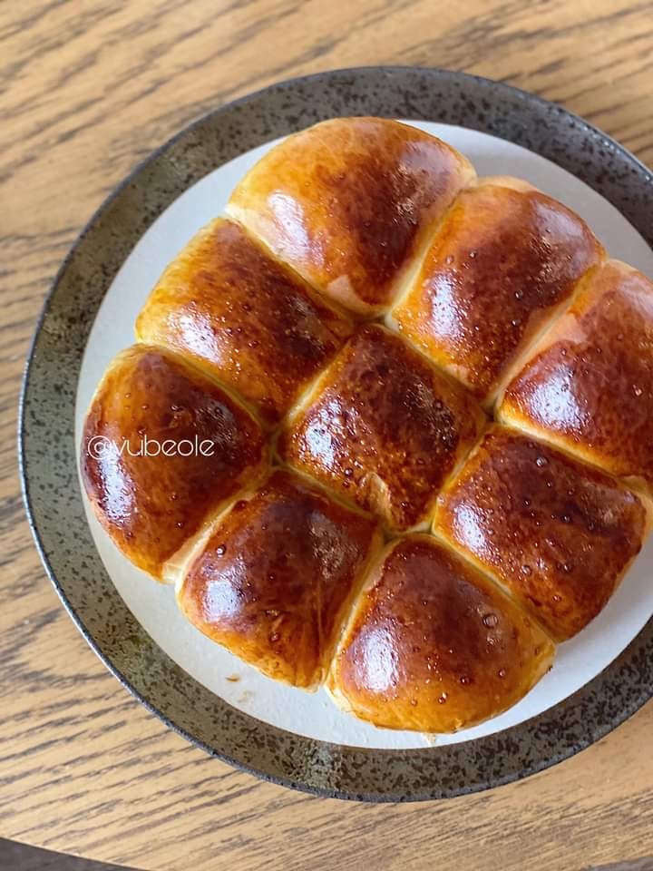 Món bánh mì sữa Hokkaido trông đơn giản nhưng đặc biệt thơm, béo và mịn màng hơn bánh mì thường.
