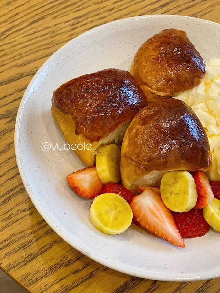 Bạn có thể thưởng thức bánh Hokkaido với kem tươi (whipping cream), mứt dâu, mứt hạt phỉ...
