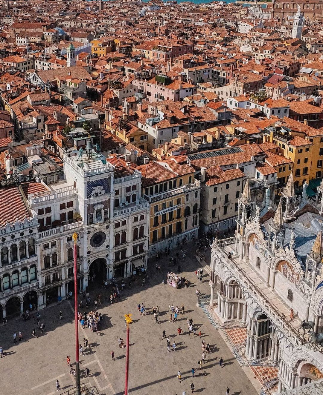 Ngày nay, Venice là 118 hòn đảo riêng biệt được nối với nhau bằng các kênh đào và cầu, mỗi hòn đảo ban đầu được hình thành bởi một nhóm người tị nạn từ ngàn xưa. Ảnh: @serev92