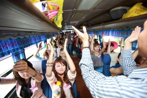 Bà ba bác bảy - Trò chơi Teambuilding trên xe
