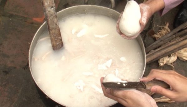 Cháo được thái rồi nấu cùng các nguyên liệu khác tạo nên món cháo Đình Tổ đặc sắc