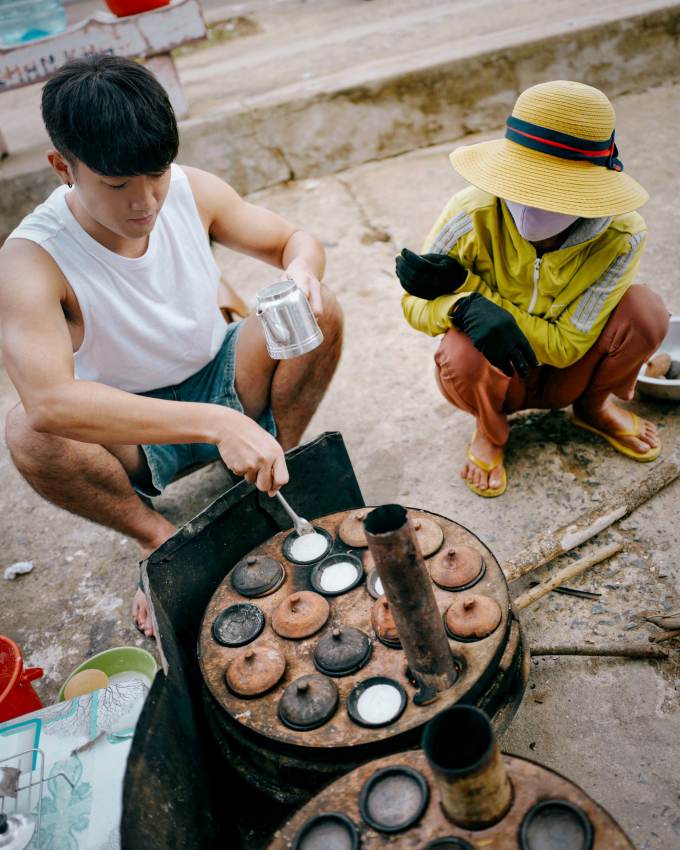 Bobby Tăng Kim Thành trải nghiệm làm bánh căn