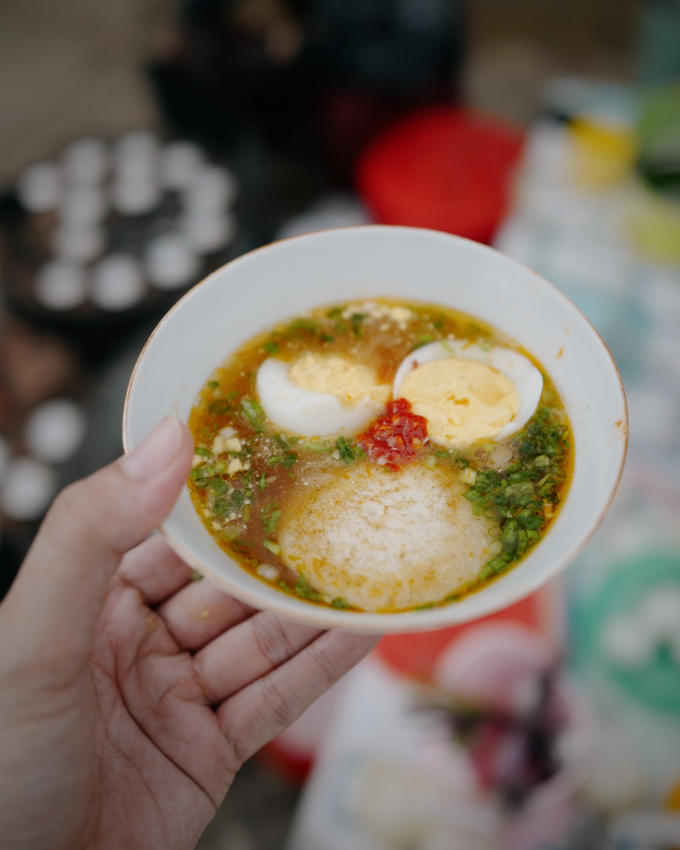 Bát bánh căn hấp dẫn ở Phú Quý