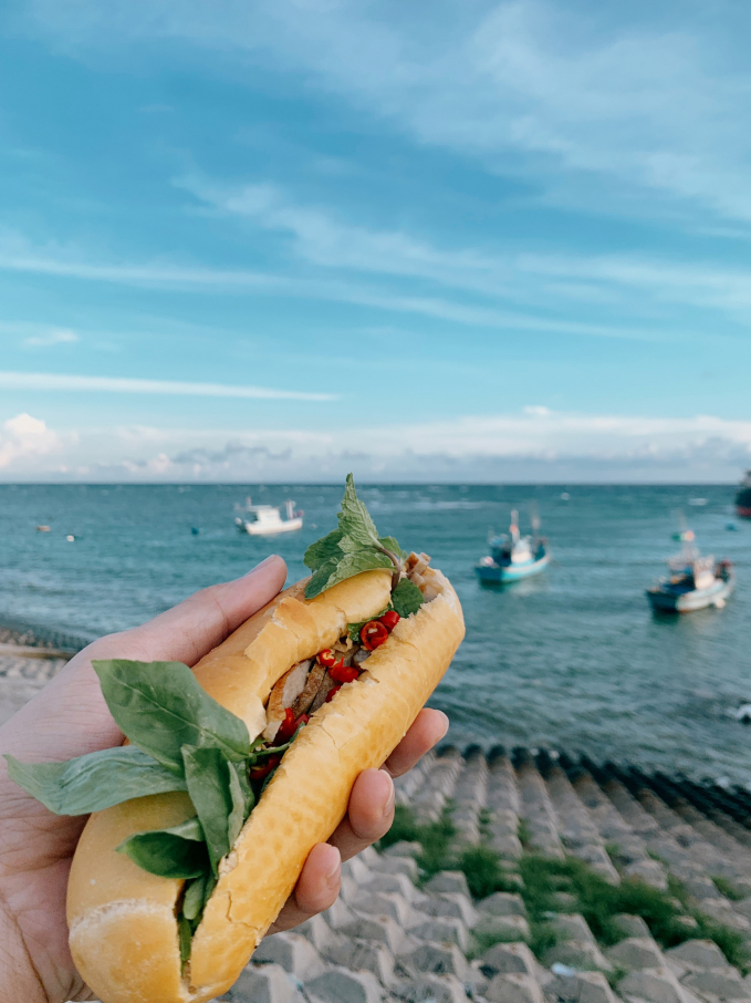 Một chiếc bánh mỳ kẹp chả cá
