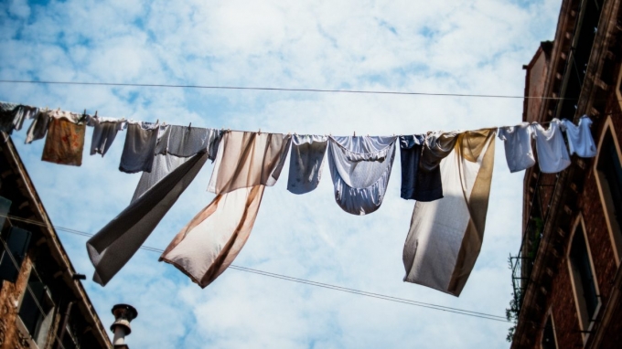 Lộn trái khi phơi giúp quần áo bền màu hơn. Ảnh: Laundry.webp.