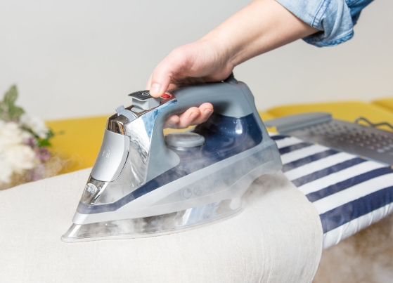 Hãy nhớ điều chỉnh nhiệt độ bàn là trước khi dùng nhé. Ảnh: Activedetergent.