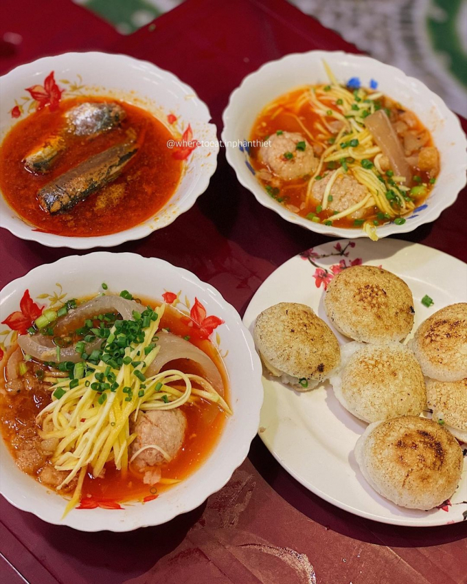 Bánh căn Phan Thiết và phần nước chấm hậu hĩnh. Ảnh: @wheretoeat.inphanthiet