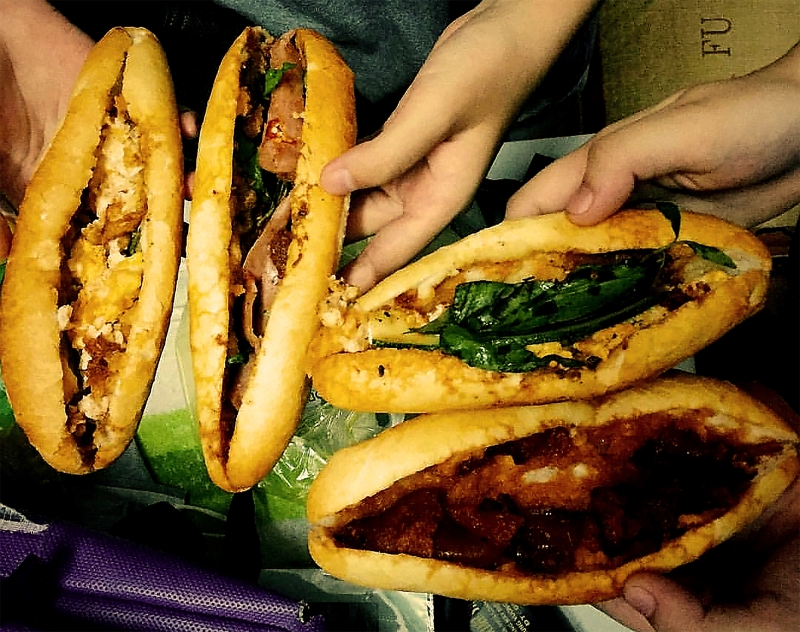 Bánh mì đêm chân cầu Trường Tiền nổi tiếng