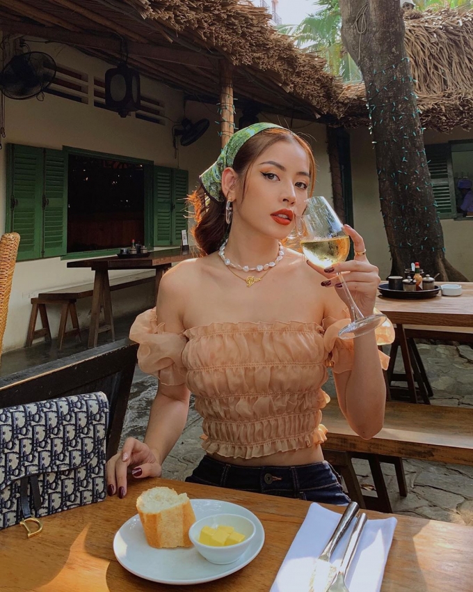 Quấn khăn turban kiểu retro cũng rất được các sao Việt lăng xê. Ảnh: @chipupu.