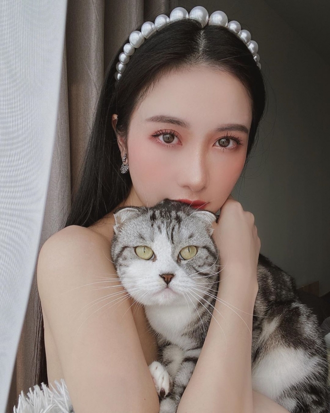 Học Jun Vũ cách phối phụ kiện đi kèm băng đô ngọc trai thật khéo đây. Ảnh: @junvu95.