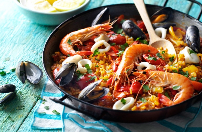 Paella xuất hiện từ giữa thế kỷ 19 ở khu vực hồ Albufera (một đầm phá tại Valencia, trên các bờ biển phía đông của Tây Ban Nha) và đã trở thành món ăn nổi tiếng bậc nhất khi nhắc đến đất nước này. Ảnh: Kaitlin Dowis.