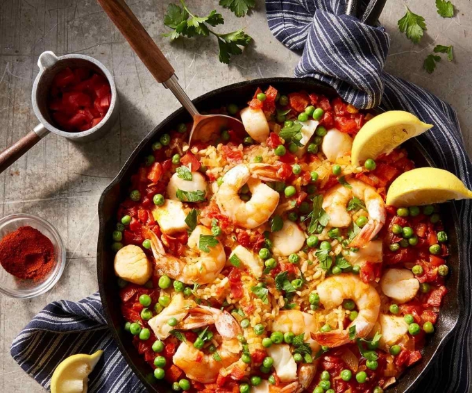 Dù có nhiều biến thể khác nhau nhưng ba biến thể được biết đến rộng rãi nhất của món Paella gồm: Paella Valencia, Paella hải sản và Paella hỗn hợp. Ảnh: Maggi.