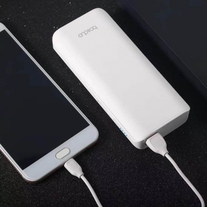 Mang theo sạc dự phòng mọi nơi khi du lịch nước ngoài - Ảnh: Smart New.