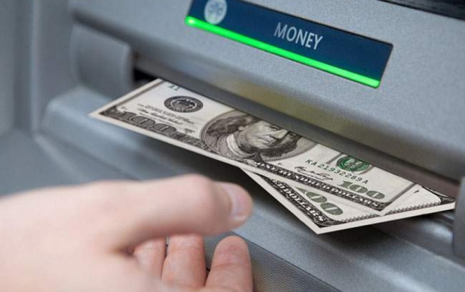 Dùng thẻ ATM rút tiền mặt - Ảnh: Rút tiền mặt.