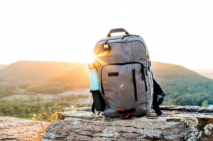 Balo sẽ giúp bạn chứa gọn được nhiều món đồ đấy. Ảnh: Unsplash.